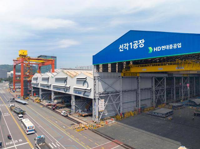 HD현대중공업은 비상 시 누구나 쉽게 인지할 수 있도록 색상 체계를 새롭게 개발해 노란색이던 크레인 훅 부위에 형광 분홍색을 칠하는 등 위험 요인을 가시화했다. HD현대중공업 제공