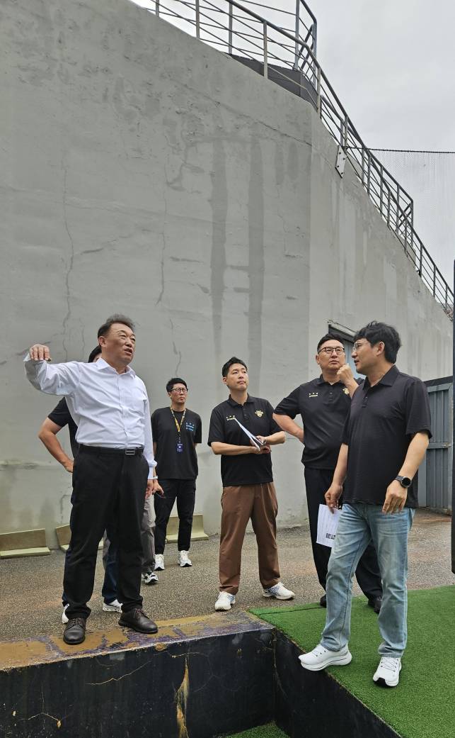지난 19일 홈구장인 광주-기아 챔피언스 필드를 직접 점검하는 최준영(왼쪽) 대표이사. KIA 제공