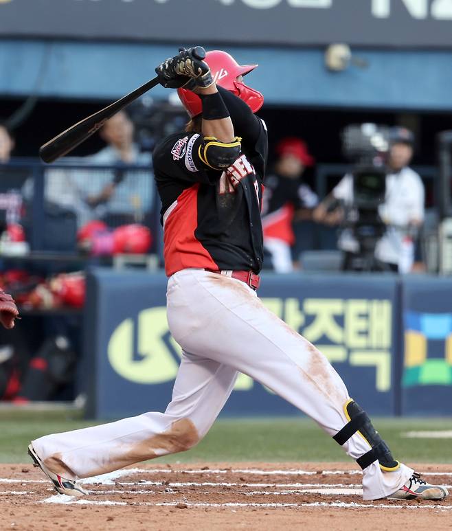 29일 오후 잠실야구장에서 열린 2025 프로야구 KIA와 LG 경기. KIA 고종욱이 6회 1타점 동점 2루타를 날리고있다. 잠실=정시종 기자 capa@edaily.co.kr /2025.06.29.