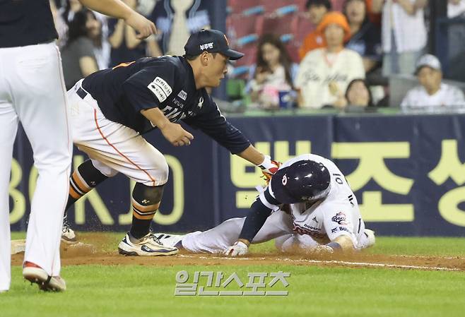 22일 9회 말 케이브가 태그를 피해 슬라이딩을 해봤지만 아웃되고 있다. 잠실=김민규 기자