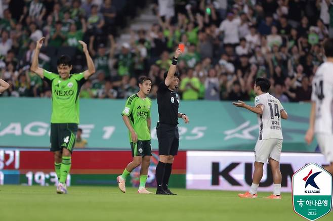 23일 전주월드컵경기장에서 열린 전북과 강원의 하나은행 K리그1 2025 23라운드. 강원 김대우(오른쪽)가 전반 추가시간 완벽한 득점 기회를 저지해 레드카드를 받고 있다. 사진=프로축구연맹