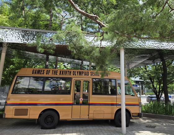 서울 종로구 역사 박물관 앞에 전시된 서울올림픽 의전 버스. 전북 올림픽 버스도 볼 날이 올까. 전수진 기자