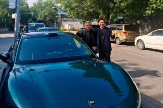 지난 15일 베이징 첸먼 만다린 오리엔탈 호텔에서 샤오미가 제작한 스마트 전기차량 앞에서 젠슨황(왼쪽) 엔비디아 최고경영자와 레이쥔(오른쪽) 샤오미 회장이 포즈를 취하고 있다. 웨이신 캡처