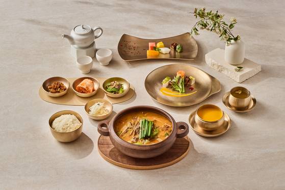 워커힐이 올 여름 보양식으로 선보인 흑염소탕 한상차림. 사진 워커힐 호텔앤리조트