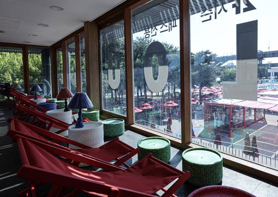 뚝섬 수영장에는 2층짜리 시즌권 전용 라운지가 설치돼 있다. 에어컨과 캠핑 의자 등이 설치돼 있어 물놀이 중 편하게 휴식을 취할 수 있다. 김경록 기자