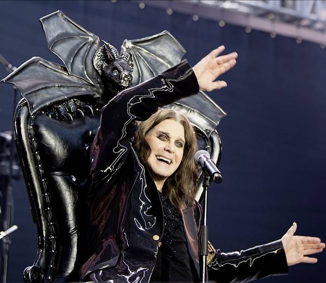 파킨슨 병을 앓다가 22일(현지시간) 별세한 '헤비메탈의 제왕' 오지 오스본이 지난 4일 영국 빌라파크에서 열린 고별공연에서 열창하고 있다. 오지 오스본 인스타그램