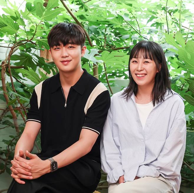 연극 '킬 미 나우'에서 조이 역을 맡은 배우 이석준(왼쪽)과 트와일라 역의 김지혜가 지난 18일 서울 중구 한 카페에서 한국경제신문과 인터뷰하고 있다./사진=임형택 기자