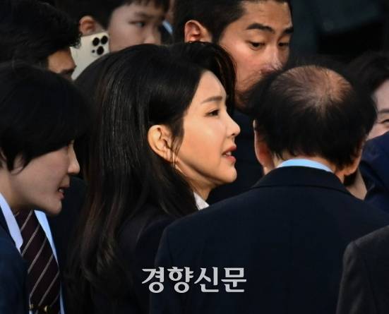 윤석열 전 대통령 부인 김건희 여사가 지난 4월11일 서울 서초구 서초동 자택 앞에서 지지자들과 인사를 나누고 있다. 정효진 기자