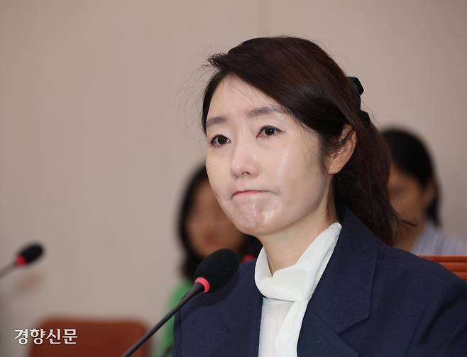 강선우 여성가족부 장관 후보자가 지난 14일 국회 여성가족위원회 인사청문회에서 질의를 듣고 있다. 권도현 기자