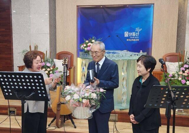 도쿄 메구로구의 바람과불꽃교회 등 7개 일본 교회를 개척한 유태호·강행숙 선교사가 지난 19일 서울 강서구 화곡순복음교회에서 제자들과 모인 자리에서 일본선교회 조연화(왼쪽) 목사에게 꽃바구니를 받고 있다.