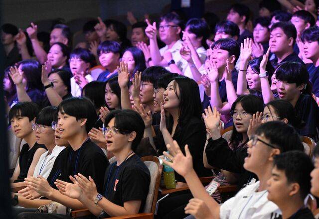 청소년 캠프 참가자들이 22일 서울 서대문구 감신대 웨슬리채플에서 손을 들며 환호하고 있다. 신석현 포토그래퍼