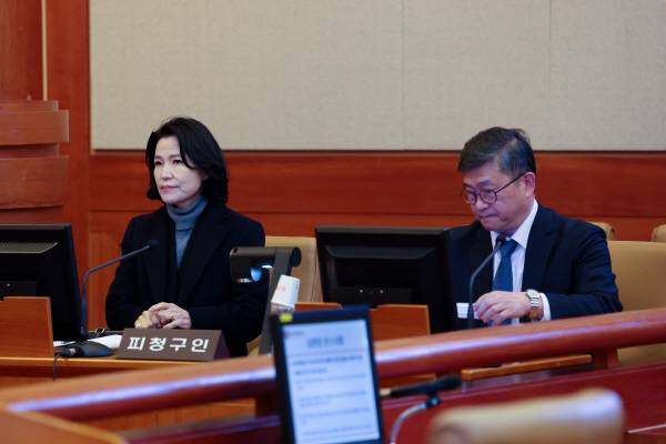 ▲ 직무정지 상태의 이진숙 위원장이 자신의 탄핵심판 변론에 최창호 변호사(오른쪽)와 함께 출석해있는 모습. ⓒ연합뉴스