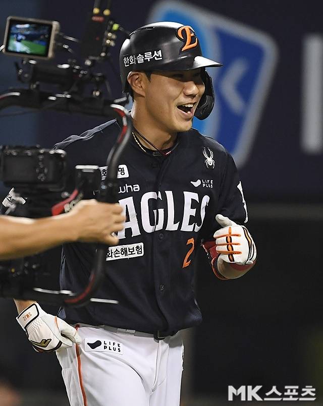 심우준이 22일 잠실 두산전에서 홈런을 친 뒤 기뻐하고 있다. 사진(잠실 서울)=천정환 기자