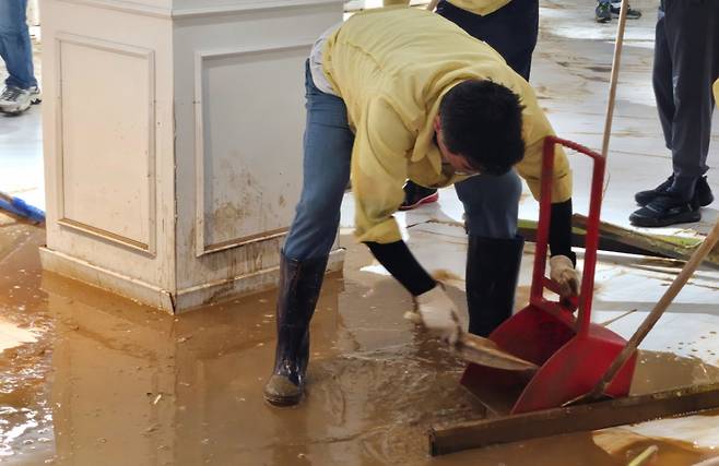 박찬대 더불어민주당 대표 후보가 지난 21일 광주 서구 한 가구점을 찾아 수해 복구 지원에 나섰다./사진=이승주 기자