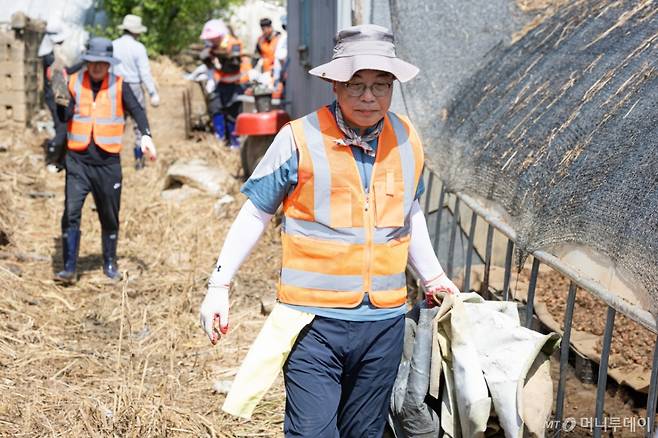 (예산=뉴스1) 유승관 기자 = 송언석 국민의힘 비상대책위원장 겸 원내대표를 비롯한 의원들이 22일 충남 예산군 하포2리 수해피해마을에서 수해복구 봉사활동을 하고 있다. 2025.7.22/뉴스1 Copyright (C) 뉴스1. All rights reserved. 무단 전재 및 재배포, AI학습 이용 금지. /사진=(예산=뉴스1) 유승관 기자
