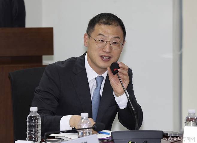 김상욱 더불어민주당 의원이 16일 오후 서울 여의도 국회 의원회관 제3간담회의실에서 열린 '법무부 제출 난민법 개정안에 대한 평가와 바람직한 난민법 개정안의 방향' 간담회에서 발언하고 있다./사진=뉴시스