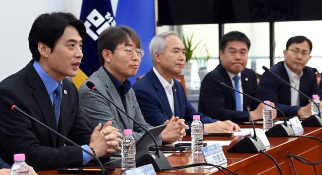 정치검찰 조작기소 대응 TF 2차회의 : 한준호(왼쪽) 더불어민주당 정치검찰 조작기소대응 태스크포스(TF) 단장이 23일 오전 국회에서 열린 2차 회의에서 발언하고 있다. 곽성호 기자