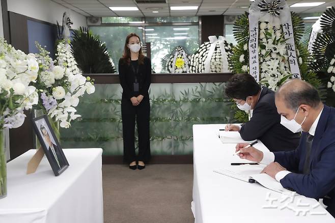 국민의힘 권성동 당대표 직무대행겸 원내대표가 12일 서울 종로구 주한일본대사관 공보문화원에 마련된 아베 신조 전 일본 총리 분향소를 찾아 조문하고 있다. 국민의힘 제공