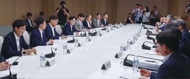 김정관 산업통상자원부 장관(왼쪽 네번째)이 21일 서울 중구 대한상공회의소에서 열린 ‘경제단체 및 업계와의 대미 통상 긴급점검회의’를 주재하고 있다. 김 장관은 이날 농산물 수입 확대 등 미국의 시장 개방 요구와 관련한 기자들의 질문에 “모든 것들은 일단 테이블 위에 있다”고 했다. 연합뉴스