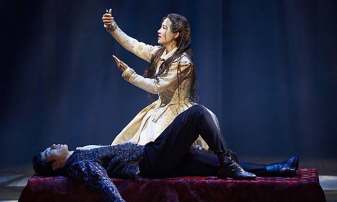 연극 ‘셰익스피어 인 러브’의 후반부에서 극중극 형태로 펼쳐지는 ‘로미오와 줄리엣(손우현·박주현)’의 한 장면. 쇼노트 제공