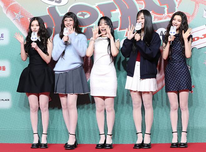 걸그룹 뉴진스가 지난해 12월25일 ‘2024 SBS 가요대전’ 레드카펫 행사에 참석해 포즈를 취하고 있다. 뉴스1