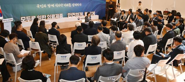 오유경 식품의약품안전처장이 22일 서울 중구 명동 커뮤니티하우스 마실에서 열린 '식의약 정책이음 열린마당(의료제품편)'에서 참석자들과 의견을 나누고 있다. 오승현 기자