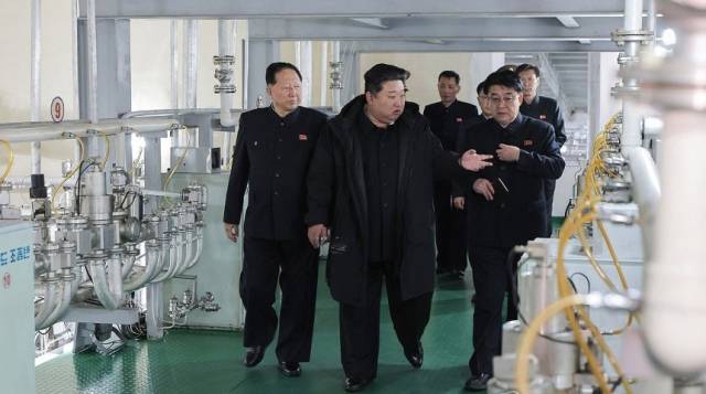 지난 1월 29일 김정은 북한 국무위원장이 핵물질 생산기지와 핵무기연구소를 현지지도 하는 모습. 조선중앙통신·연합뉴스