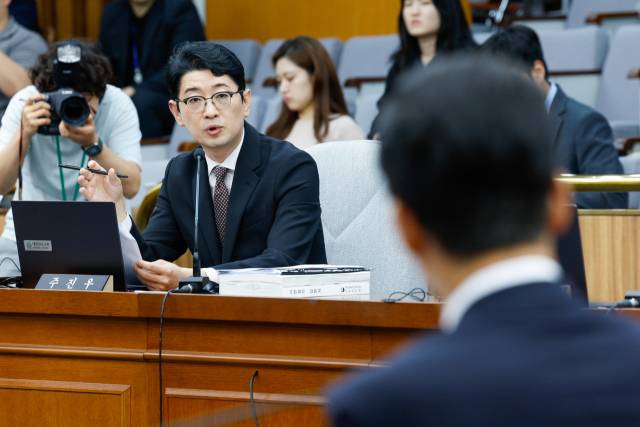 주진우 국민의힘 의원이 25일 오후 서울 여의도 국회에서 열린 김민석 국무총리 후보자 인사청문회에서 질의하고 있다. 뉴스1
