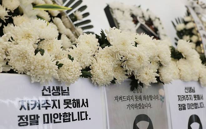 5월24일 제주도교육청에 마련된 분향소에서 학생 가족의 민원에 시달리다 숨진 제주 모 중학교 교사를 추모하는 사람들의 발길이 이어지고 있다. ⓒ연합뉴스