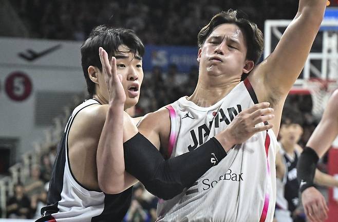 농구국가대표팀 정성우(왼쪽)는 탁월한 수비력을 앞세워 팀의 에너지를 끌어올리는 데 일가견이 있다. 생애 첫 태극마크를 달게 된 비결이다. 8월 5~17일 사우디아라비아 제다에서 열릴 ‘2025 FIBA 아시아컵’을 준비 중인 그는 “대표팀 선발은 농구 인생에서 가장 기쁜 순간 중 하나”라고 말했다. 사진제공|