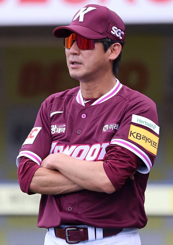 키움 설종진 감독대행이 지난 20일 대구 라이온즈파크에서 열린 삼성전에서 경기를 지켜보고 있다. 키움 히어로즈 제공
