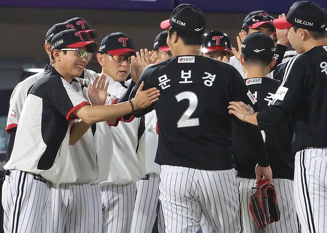 승리의 하이 파이브 하는 LG 선수들. 연합뉴스