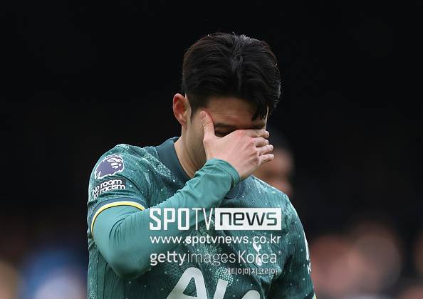 ▲ 토트넘 관련 소식을 전하는 영국 '홋스퍼HQ'는 22일(한국시간) "어쩌면 손흥민의 미래는 안전하지 않을지도 모른다. 토트넘과 손흥민의 미래에 대해 다양한 추측이 쏟아진다. 여름 이적시장 초반까지만 해도, 손흥민은 잔류보다 이적할 가능성이 높아 보였다. 하지만 최근 토트넘과 손흥민은 계약이 1년 남은 상황에서 팀에 잔류하는 데 합의한 것으로 보인다"라고 전했다.