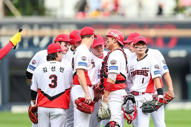 ▲ 극한 호우로 피해를 입은 연고지를 위해 자발적으로 성금 5000만 원을 기탁한 KIA 타이거즈 ⓒKIA타이거즈