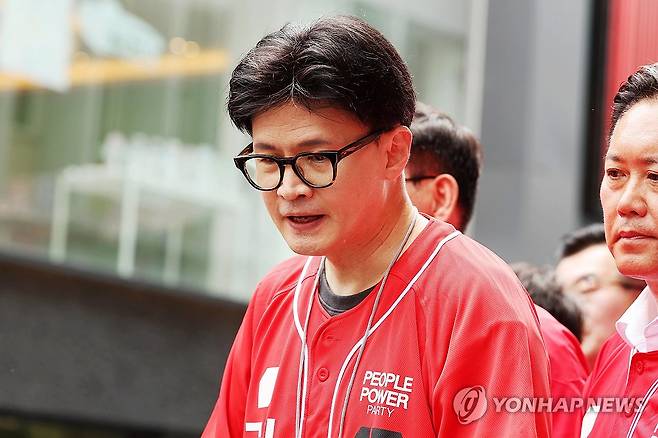 광주 유권자들 만나는 한동훈 전 대표 (광주=연합뉴스) 정다움 기자 = 제21대 대통령선거 사전투표 첫날인 29일 오후 광주 동구 충장로우체국 앞에서 국민의힘 한동훈 전 대표가 유세하고 있다. 2025.5.29 daum@yna.co.kr