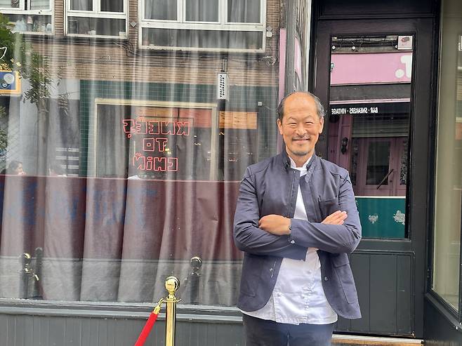 韓입양인 출신 벨기에 미슐랭 2스타 셰프 (브뤼셀=연합뉴스) 정빛나 특파원 = 한국 입양인 출신인 미슐랭 2스타 셰프 상훈 드장브르(55) 씨가 연합뉴스와 인터뷰한 뒤 포즈를 취하고 있다. 2025.7.23 shine@yna.co.kr