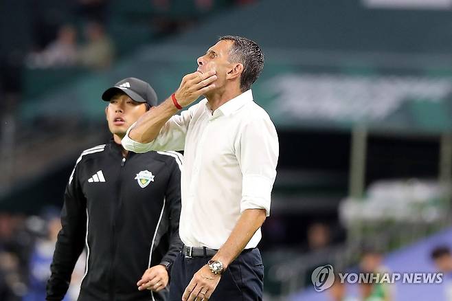 작전 지시하는 거스 포옛 (전주=연합뉴스) 나보배 기자 = 23일 전북 전주월드컵경기장에서 열린 하나은행 K리그1 2025 전북현대와 강원FC의 경기. 전북현대 거스 포옛 감독이 작전지시를 하고 있다. 2025.7.23 warm@yna.co.kr