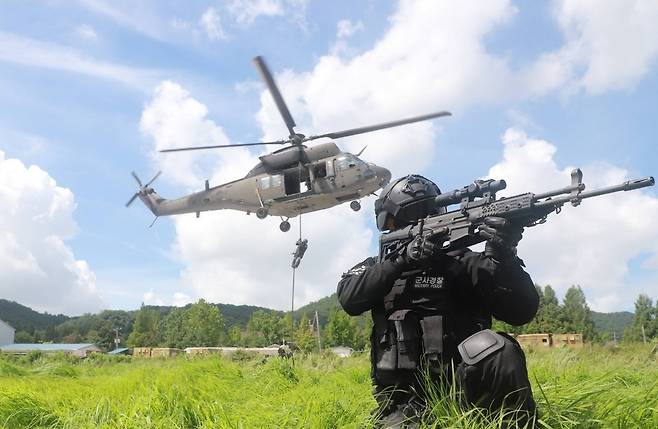 ▲ 지난 21일부터 24일까지 3박 4일 동안 인천 서구에 있는 도시지역전투훈련장에서 육군 수도군단 군사경찰단 특수임무대는 실전 훈련을 실시했다. /사진제공=육군 수도군단