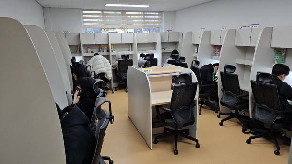 공무원준비실에서 열심히 공부하고 있는 학생들.