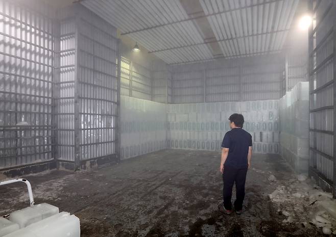 24일 포항수협 송도 제빙공장에서 한 직원이 얼음 보관 창고를 확인하고 있다. 이 직원은 “폭염이 계속 되면서 얼음 수요가 늘면서 창고 보관량의 거의 없다.”라고 전했다. /이용선기자 photokid@kbmaeil.com