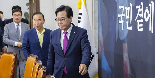 국민의힘 송언석 비상대책위원장 겸 원내대표와 비대위원들이 24일 국회에서 열린 비상대책위원회 회의에 입장하고 있다.(사진 = 연합뉴스)