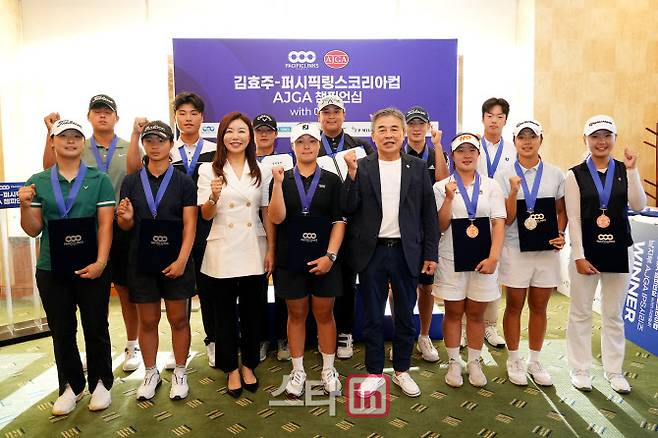 장옥영 PLK 대표이사, 김창호 강원도골프협회장이 23일 강원 원주시의 오크밸리 컨트리클럽 파인·체리코스에서 열린 ‘제1회 김효주-퍼시픽링스코리아컵 AJGA 챔피언십 with 이데일리’ 시상식에서 기념 촬영을 하고 있다.(사진=이데일리 골프in 조원범 기자)