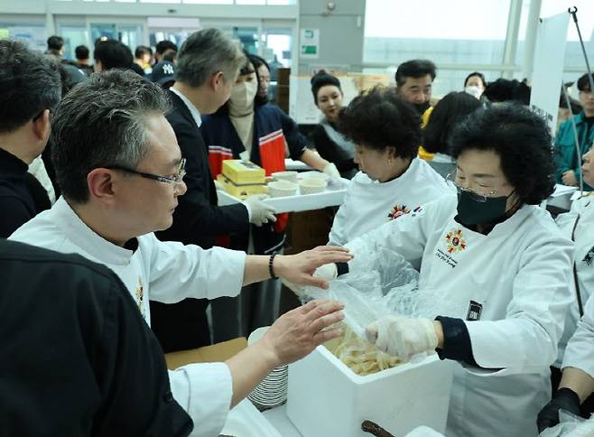 지난 1월 1일 전남 무안군 무안국제공항에서 '흑백요리사' 안유성 셰프(왼쪽)가 제주항공 여객기 참사 유가족들을 위해 음식봉사를 하고 있다.(사진=연합뉴스)