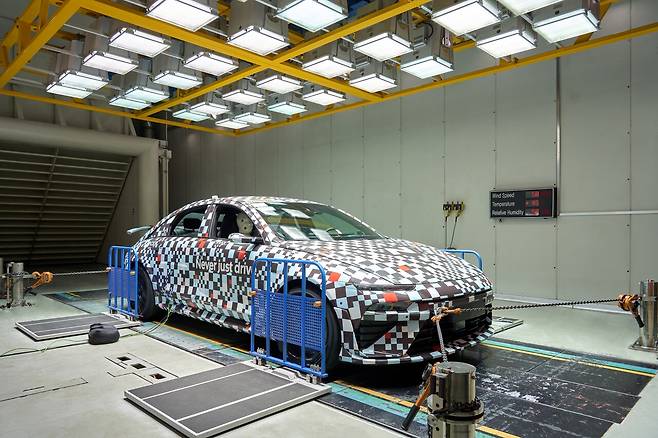 환경시험동 고온 챔버에서 아이오닉 6 N 차량의 열관리 성능을 평가하는 모습.