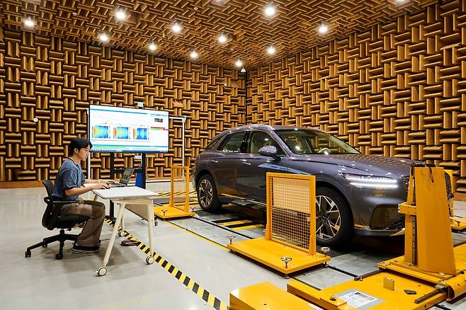 NVH동 로드노이즈 시험실에서 GV70 전동화 모델의 실내 유입 노면 소음을 측정하는 모습.