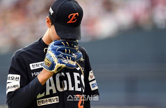 한화 황준서가 23일 잠실구장에서 열린 2025 KBO리그 두산과 경기 1회말 홈런 3개를 허용하며 4실점 한 뒤 고개를 떨구고 더그아웃으로 들어가고 있다. 황준서는 1이닝 4피안타(3홈런) 4실점을 기록한 뒤 곧바로 엄상백으로 교체 되었다. 잠실 | 박진업 기자 upandup@sportsseoul.com