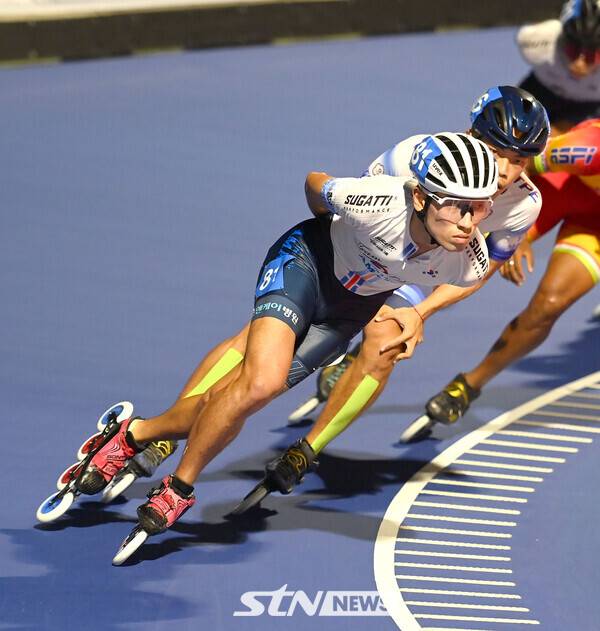 23일 오후 충북 제천시에 위치한 어울림체육관에서 열린 '제20회 아시아 롤러스케이팅 선수권대회' 스피드 트랙 남자 5000m에 출전한 정병희가 역주하고 있다. /사진(제천)=강명호 기자