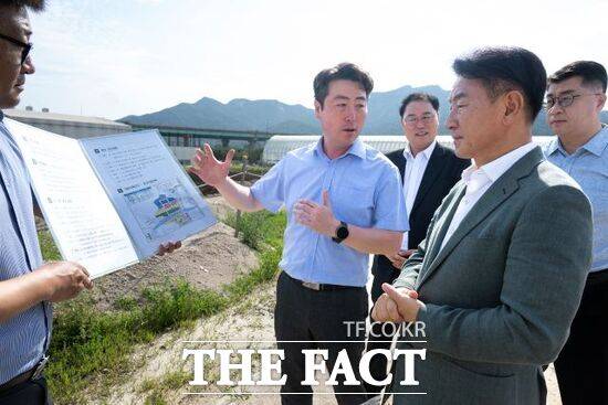 김동근 의정부시장(오른쪽 2번째)이 24일 캠프 잭슨을 방문해 장기간 방치된 미군기지 부지의 현황을 국방부 관계자와 함께 점검하고 있다. /의정부시