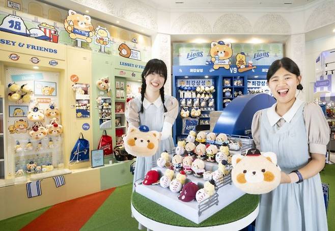 에버랜드가 최근 출시한 프로야구 한정판 굿즈 '최강레시' 시즌2 판매량이 한 달 만에 6만개를 돌파하며 많은 인기를 끌고 있다. 이는 지난해 대비 약 2배 이상 증가한 수준으로, 올해 에버랜드는 콜라보 굿즈 종류를 110여종으로 4배 가량 늘리고 참여 구단도 9개로 확대했다. 에버랜드 내에 마련된 'KBO 최강레시 스토어'에서 직원들이 다양한 굿즈를 소개하는 모습. 사진=삼성물산