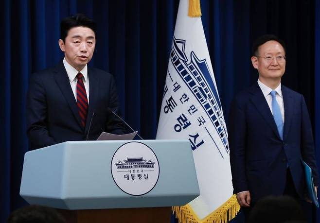 강훈식 대통령비서실장(왼쪽)이 24일 서울 용산 대통령실 청사에서 이날 열린 수석·보좌관 회의 등과 관련해 브리핑을 하고 있다. 강 비서실장 오른쪽은 배석한 봉욱 민정수석비서관. 연합뉴스